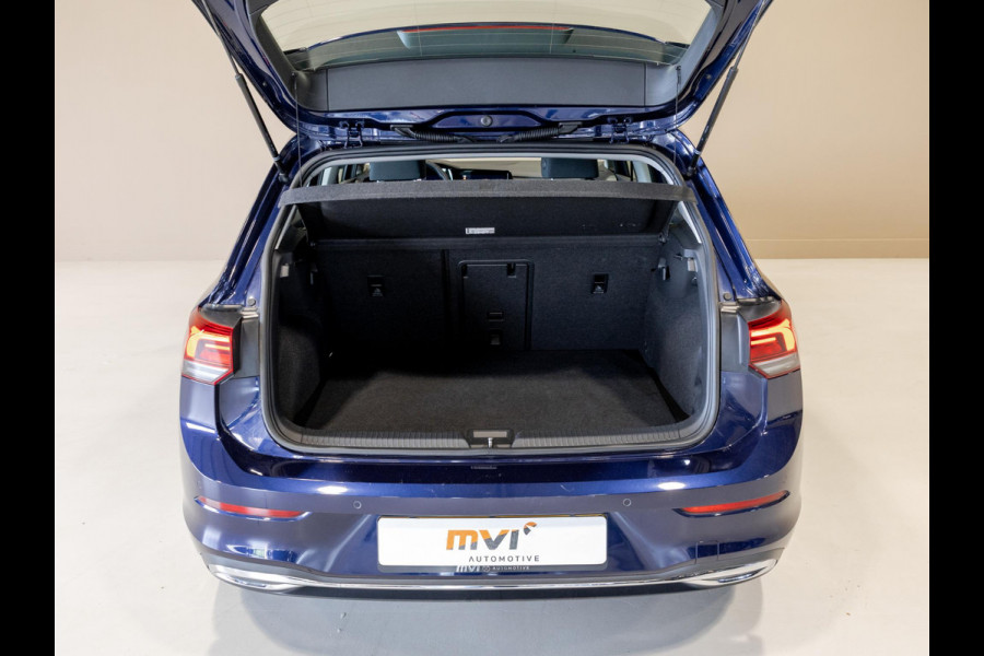 Volkswagen Golf 1.5 eTSI R-Line Business+ 150pk / Dodehoek detectie / Elektrisch verstelbare stoelen met geheugen / Achteruitrijcamera / Stoelverwarming / Apple carplay /
