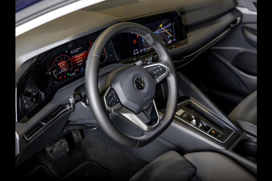 Volkswagen Golf 1.5 eTSI R-Line Business+ 150pk / Dodehoek detectie / Elektrisch verstelbare stoelen met geheugen / Achteruitrijcamera / Stoelverwarming / Apple carplay /