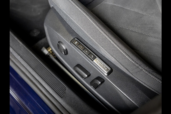 Volkswagen Golf 1.5 eTSI R-Line Business+ 150pk / Dodehoek detectie / Elektrisch verstelbare stoelen met geheugen / Achteruitrijcamera / Stoelverwarming / Apple carplay /
