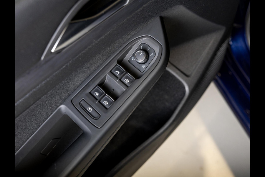 Volkswagen Golf 1.5 eTSI R-Line Business+ 150pk / Dodehoek detectie / Elektrisch verstelbare stoelen met geheugen / Achteruitrijcamera / Stoelverwarming / Apple carplay /