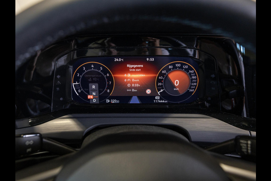 Volkswagen Golf 1.5 eTSI R-Line Business+ 150pk / Dodehoek detectie / Elektrisch verstelbare stoelen met geheugen / Achteruitrijcamera / Stoelverwarming / Apple carplay /