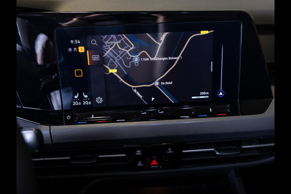Volkswagen Golf 1.5 eTSI R-Line Business+ 150pk / Dodehoek detectie / Elektrisch verstelbare stoelen met geheugen / Achteruitrijcamera / Stoelverwarming / Apple carplay /