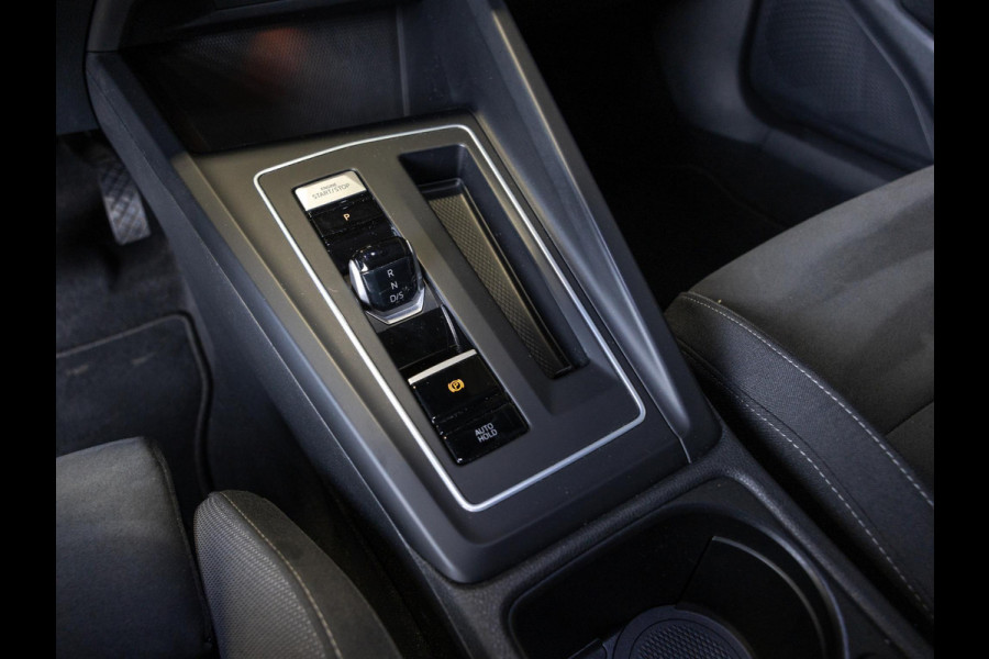 Volkswagen Golf 1.5 eTSI R-Line Business+ 150pk / Dodehoek detectie / Elektrisch verstelbare stoelen met geheugen / Achteruitrijcamera / Stoelverwarming / Apple carplay /
