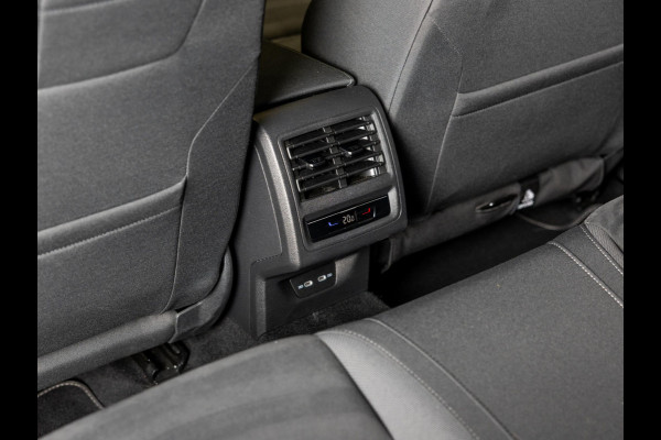 Volkswagen Golf 1.5 eTSI R-Line Business+ 150pk / Dodehoek detectie / Elektrisch verstelbare stoelen met geheugen / Achteruitrijcamera / Stoelverwarming / Apple carplay /