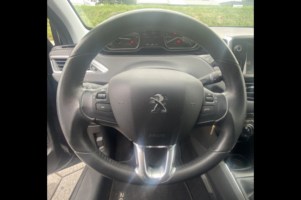 Peugeot 208 1.2 PureTech Signature/ Airco/ Carplay/ Parkassist/ PrivacyGlass/ NAP