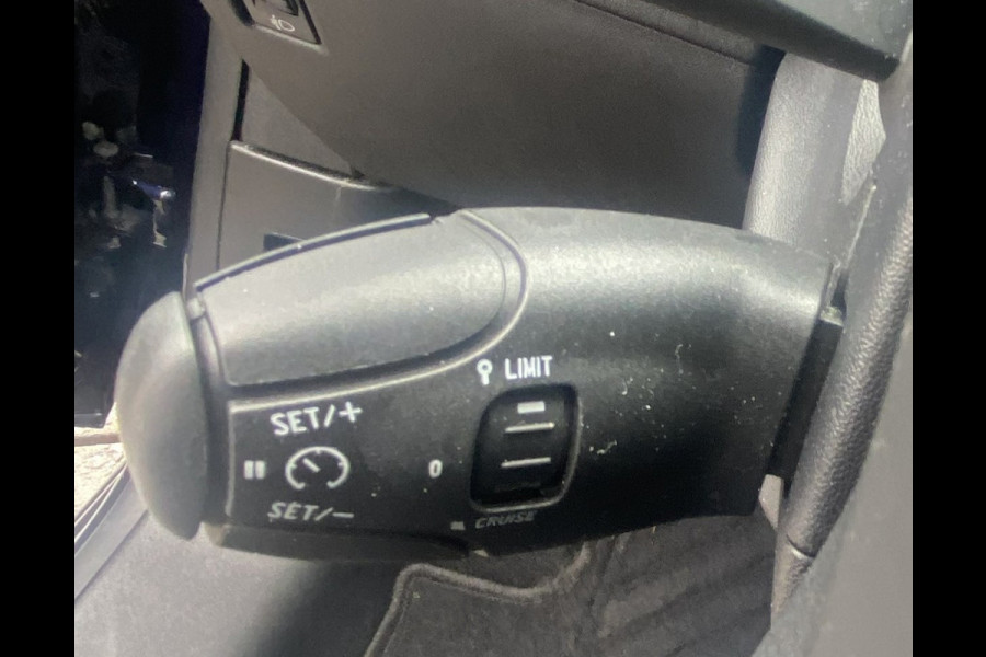Peugeot 208 1.2 PureTech Signature/ Airco/ Carplay/ Parkassist/ PrivacyGlass/ NAP