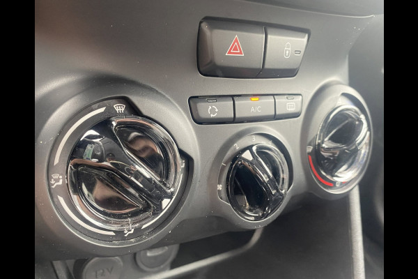 Peugeot 208 1.2 PureTech Signature/ Airco/ Carplay/ Parkassist/ PrivacyGlass/ NAP