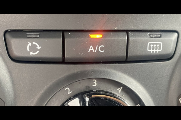 Peugeot 208 1.2 PureTech Signature/ Airco/ Carplay/ Parkassist/ PrivacyGlass/ NAP
