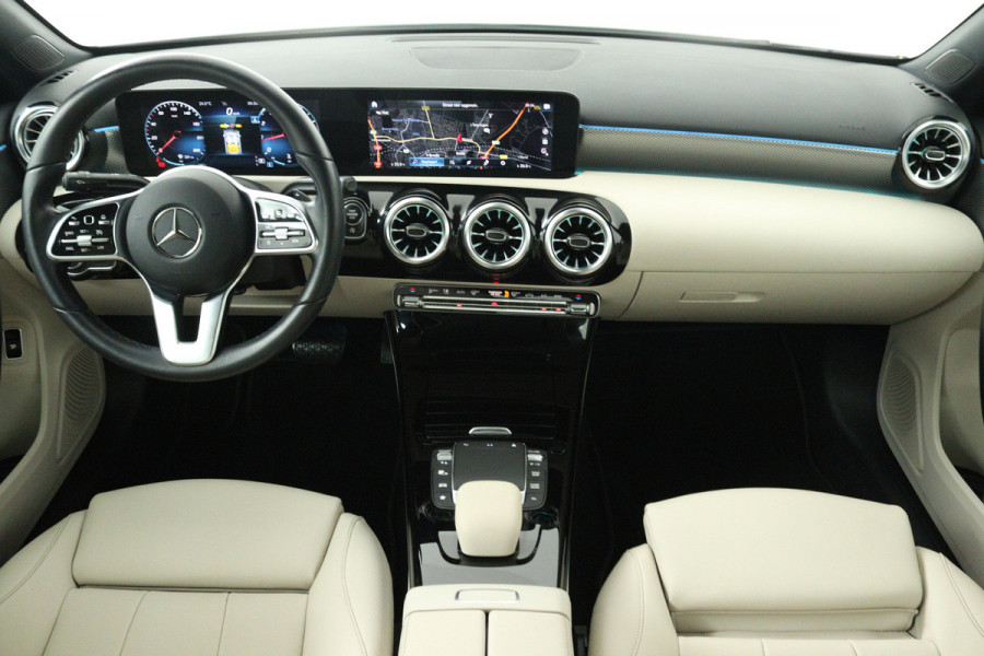 Mercedes-Benz A-Klasse 180 Business Solution Luxury (SFEERVERLICHTING, STOELVERWARMING, 1e EIGENAAR, ACHTERUITRIJCAMERA)