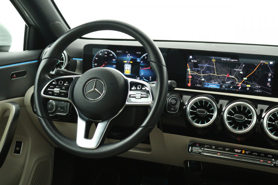 Mercedes-Benz A-Klasse 180 Business Solution Luxury (SFEERVERLICHTING, STOELVERWARMING, 1e EIGENAAR, ACHTERUITRIJCAMERA)