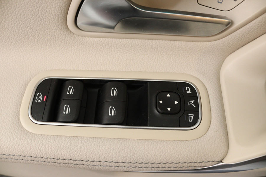 Mercedes-Benz A-Klasse 180 Business Solution Luxury (SFEERVERLICHTING, STOELVERWARMING, 1e EIGENAAR, ACHTERUITRIJCAMERA)