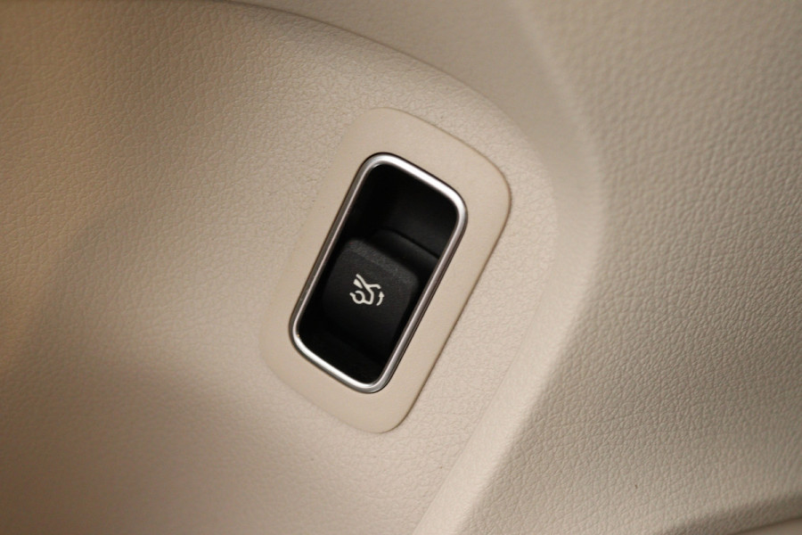 Mercedes-Benz A-Klasse 180 Business Solution Luxury (SFEERVERLICHTING, STOELVERWARMING, 1e EIGENAAR, ACHTERUITRIJCAMERA)