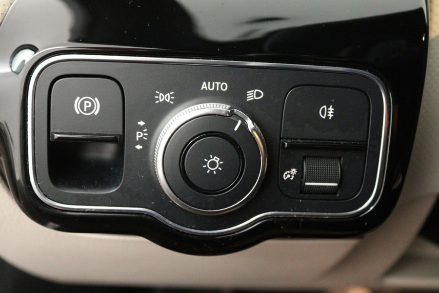 Mercedes-Benz A-Klasse 180 Business Solution Luxury (SFEERVERLICHTING, STOELVERWARMING, 1e EIGENAAR, ACHTERUITRIJCAMERA)