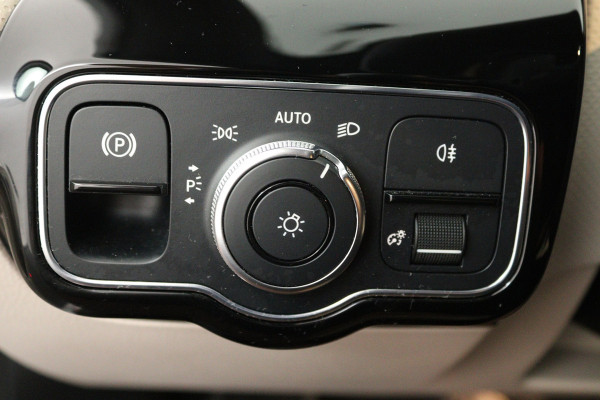 Mercedes-Benz A-Klasse 180 Business Solution Luxury (SFEERVERLICHTING, STOELVERWARMING, 1e EIGENAAR, ACHTERUITRIJCAMERA)
