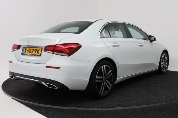 Mercedes-Benz A-Klasse 180 Business Solution Luxury (SFEERVERLICHTING, STOELVERWARMING, 1e EIGENAAR, ACHTERUITRIJCAMERA)