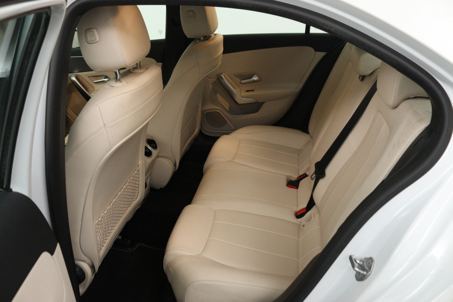 Mercedes-Benz A-Klasse 180 Business Solution Luxury (SFEERVERLICHTING, STOELVERWARMING, 1e EIGENAAR, ACHTERUITRIJCAMERA)