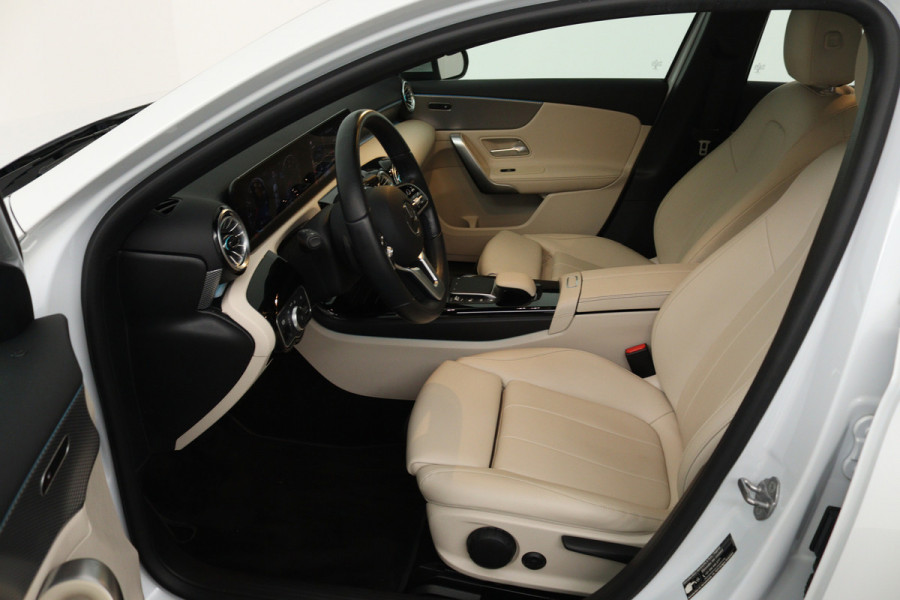 Mercedes-Benz A-Klasse 180 Business Solution Luxury (SFEERVERLICHTING, STOELVERWARMING, 1e EIGENAAR, ACHTERUITRIJCAMERA)