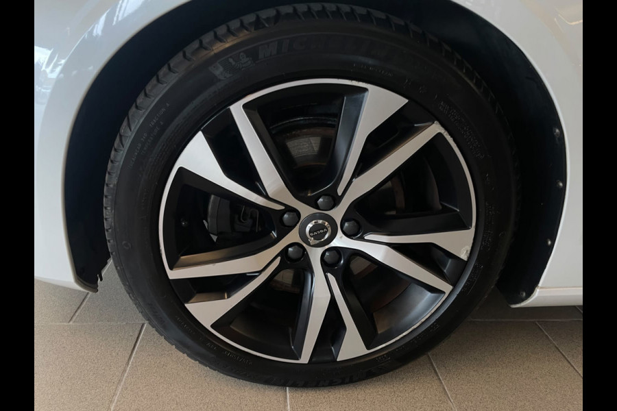 Volvo V60 2.0 B3 R-Design AUTOMAAT AIRCO NAVI CRUISE BLUETOOTH ELEK STOELEN HARMAN KARDON VELGEN CAMERA PRIVACYGLAS NETTE AUTO