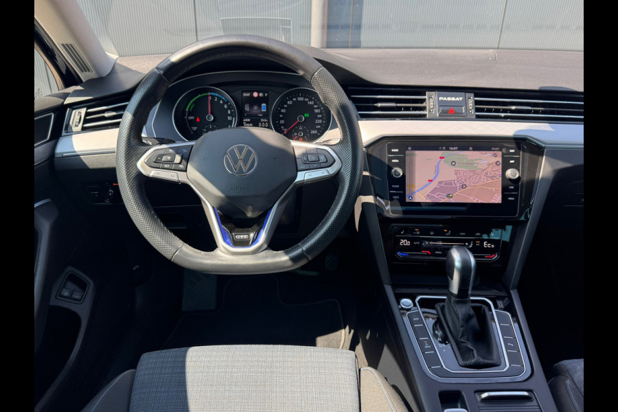 Volkswagen Passat 1.4 TSI PHEV * Panoramadak * Headup display * Dealer onderhouden *