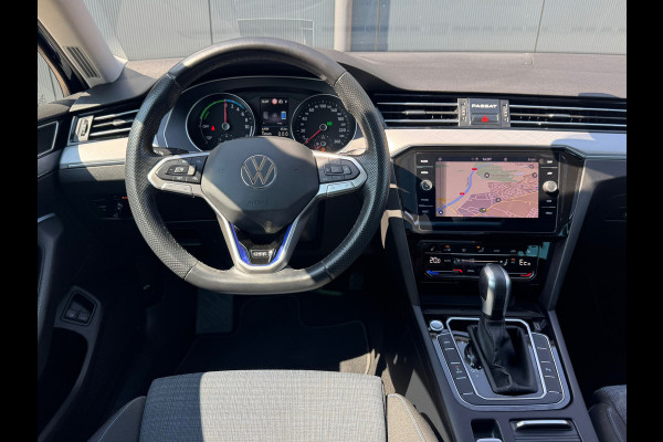 Volkswagen Passat 1.4 TSI PHEV * Panoramadak * Headup display * Dealer onderhouden *