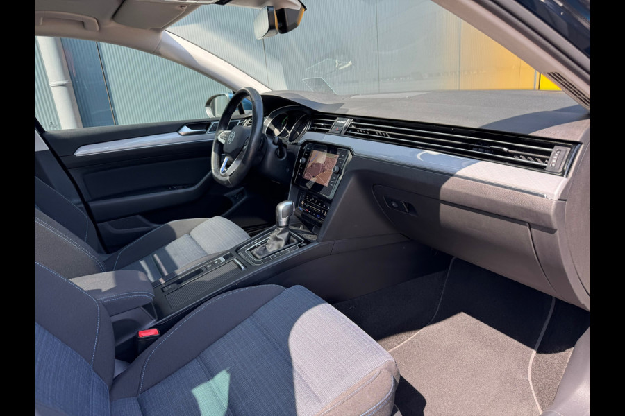 Volkswagen Passat 1.4 TSI PHEV * Panoramadak * Headup display * Dealer onderhouden *