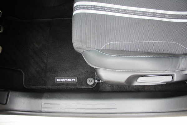 Opel Corsa 1.2 Turbo Ultimate 100PK | PANO | STOEL/STUUR VERWARMD | BLISS | CAMERA |CRUISE | DODEHOEK | CARPLAY | LMV17'' |