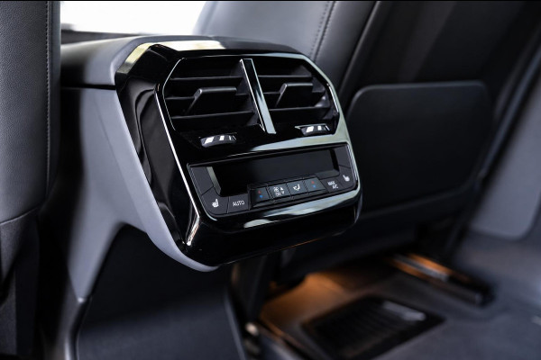 BMW iX xDrive M70 112 kWh | Suite Amido | Snelwegassistent* | 22 kW | 22'' 1027M | Harman/kardon