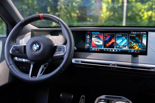 BMW iX xDrive M70 112 kWh | Suite Amido | Snelwegassistent* | 22 kW | 22'' 1027M | Harman/kardon