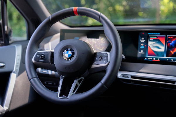 BMW iX xDrive M70 112 kWh | Suite Amido | Snelwegassistent* | 22 kW | 22'' 1027M | Harman/kardon