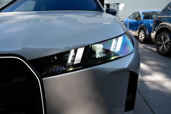 BMW iX xDrive M70 112 kWh | Suite Amido | Snelwegassistent* | 22 kW | 22'' 1027M | Harman/kardon