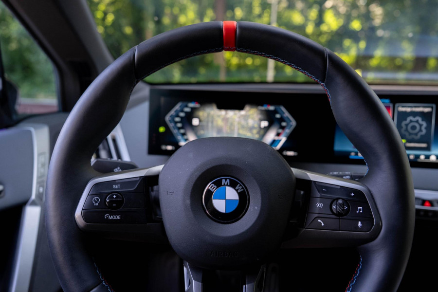 BMW iX xDrive M70 112 kWh | Suite Amido | Snelwegassistent* | 22 kW | 22'' 1027M | Harman/kardon