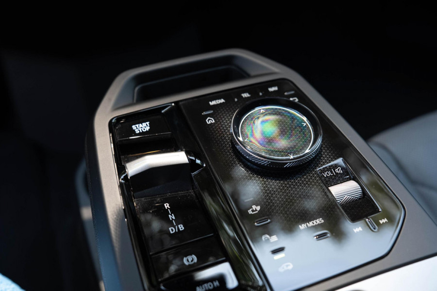 BMW iX xDrive M70 112 kWh | Suite Amido | Snelwegassistent* | 22 kW | 22'' 1027M | Harman/kardon