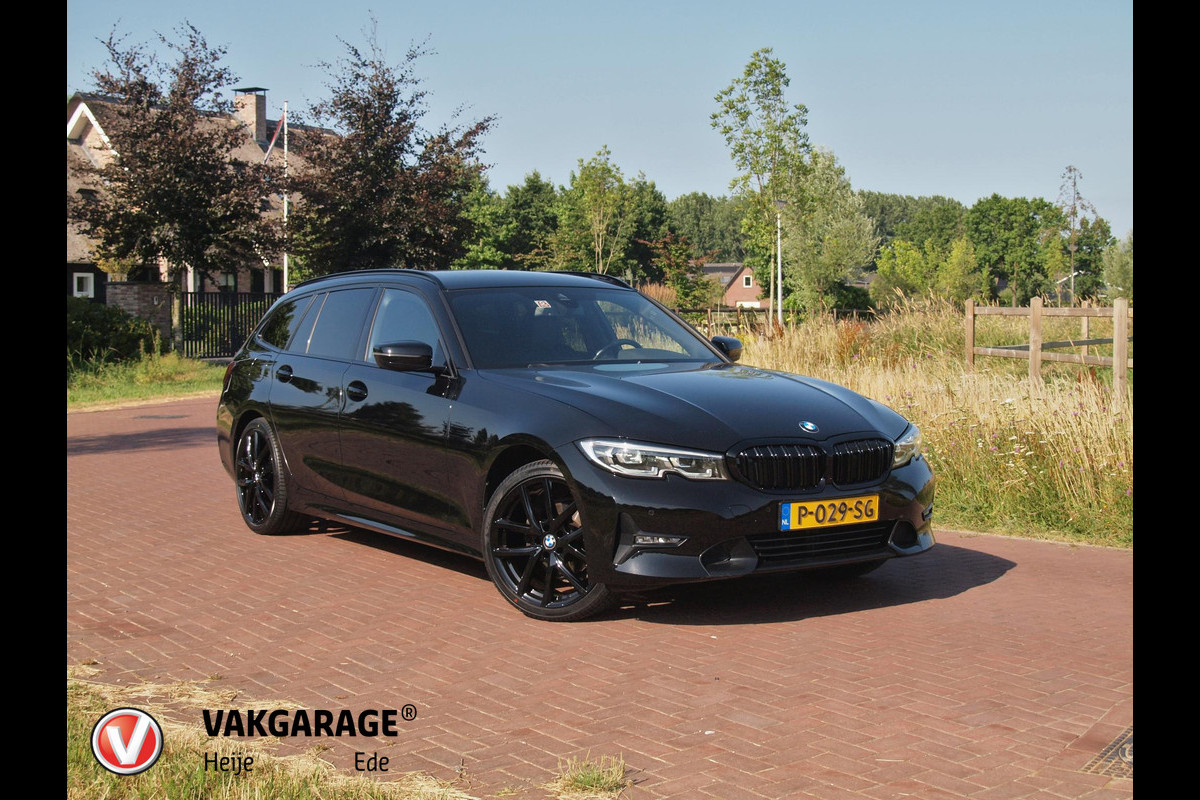BMW 3 Serie Touring 318i Business Edition | Black Optic | Apple Carplay | Sfeerverlichting | Parkeersensoren | NL-Auto |