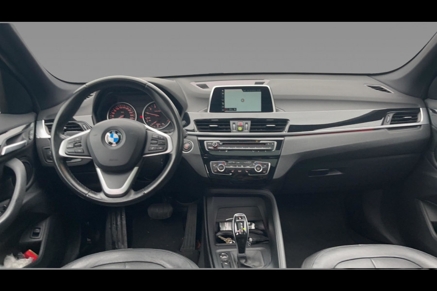 BMW X1 sDrive18i High Executive / Panoramadak / Leder / Head-up / Parkeerhulp V+A / Navigatie / 17'' / Stoelverwarming / Cruise Control