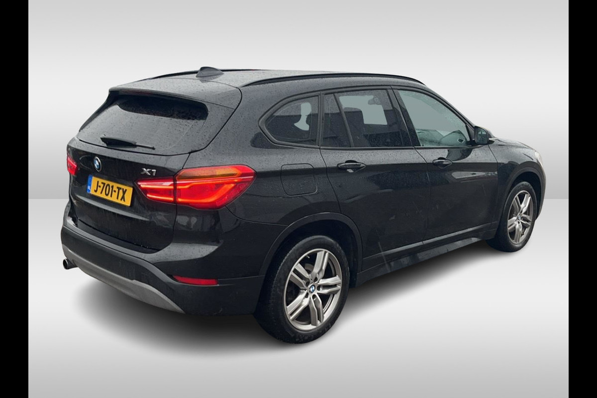 BMW X1 sDrive18i High Executive / Panoramadak / Leder / Head-up / Parkeerhulp V+A / Navigatie / 17'' / Stoelverwarming / Cruise Control