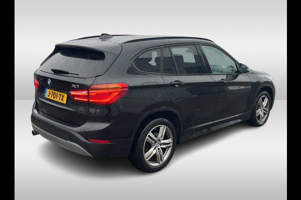 BMW X1 sDrive18i High Executive / Panoramadak / Leder / Head-up / Parkeerhulp V+A / Navigatie / 17'' / Stoelverwarming / Cruise Control
