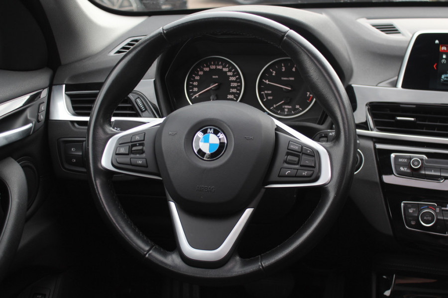 BMW X1 sDrive18i High Executive / Panoramadak / Leder / Head-up / Parkeerhulp V+A / Navigatie / 17'' / Stoelverwarming / Cruise Control