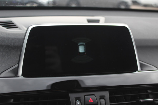BMW X1 sDrive18i High Executive / Panoramadak / Leder / Head-up / Parkeerhulp V+A / Navigatie / 17'' / Stoelverwarming / Cruise Control