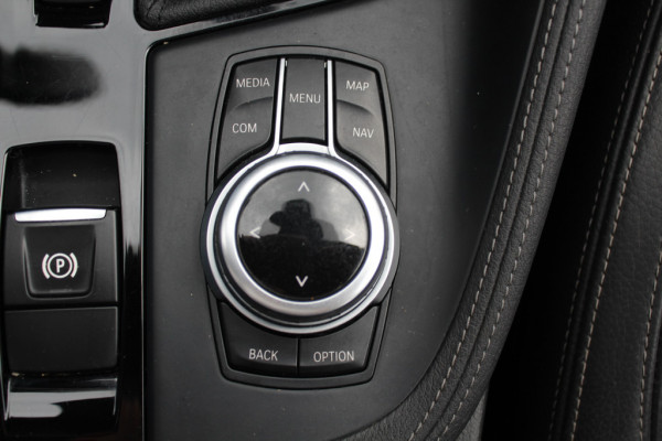 BMW X1 sDrive18i High Executive / Panoramadak / Leder / Head-up / Parkeerhulp V+A / Navigatie / 17'' / Stoelverwarming / Cruise Control