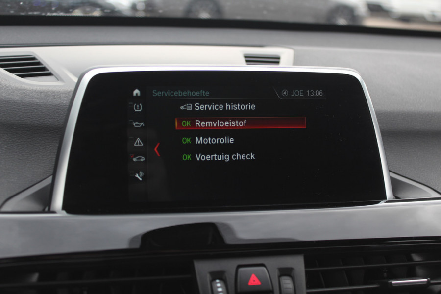 BMW X1 sDrive18i High Executive / Panoramadak / Leder / Head-up / Parkeerhulp V+A / Navigatie / 17'' / Stoelverwarming / Cruise Control