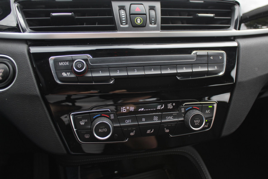 BMW X1 sDrive18i High Executive / Panoramadak / Leder / Head-up / Parkeerhulp V+A / Navigatie / 17'' / Stoelverwarming / Cruise Control