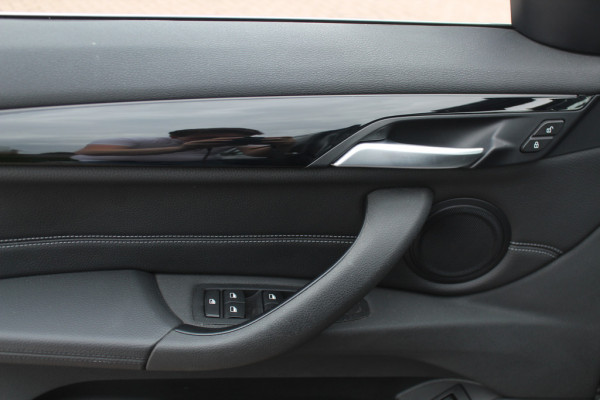 BMW X1 sDrive18i High Executive / Panoramadak / Leder / Head-up / Parkeerhulp V+A / Navigatie / 17'' / Stoelverwarming / Cruise Control