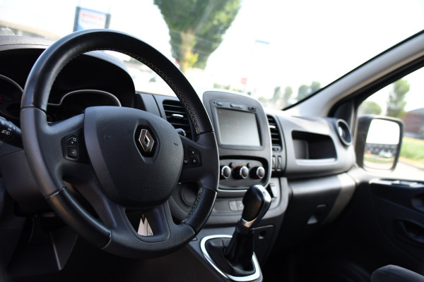 Renault Trafic 2.0 dCi 145 T29 L2H1 Black Edition Cruise, Sensoren, LED, 145pk, Multimedia, Automaat, Trekhaak, Betimmering, NAVI, Uniek!