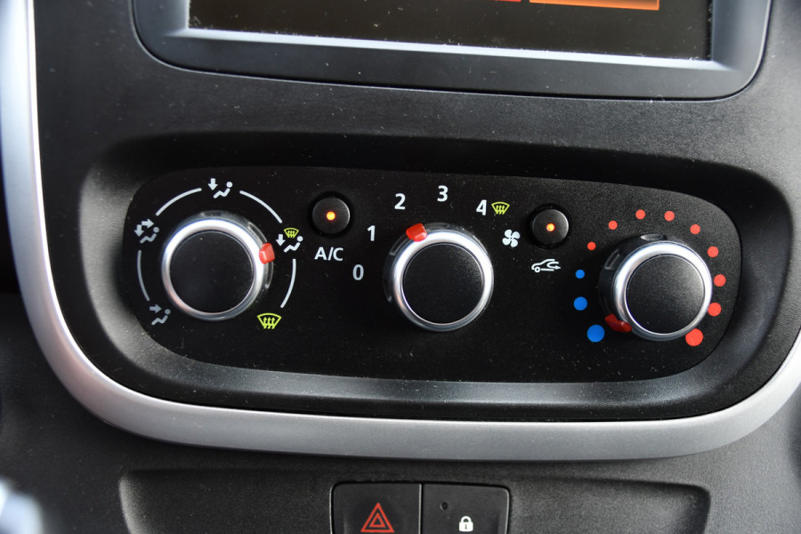 Renault Trafic 2.0 dCi 145 T29 L2H1 Black Edition Cruise, Sensoren, LED, 145pk, Multimedia, Automaat, Trekhaak, Betimmering, NAVI, Uniek!