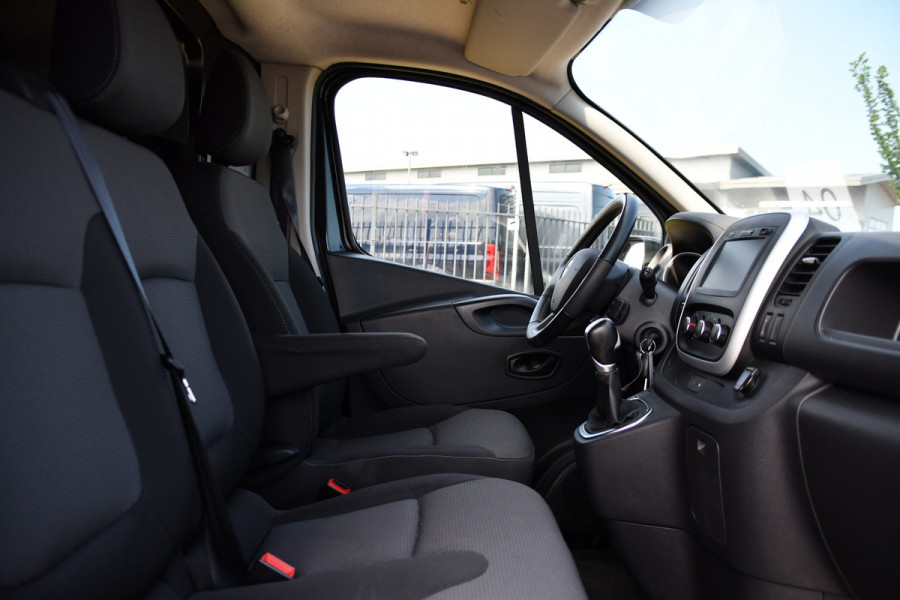 Renault Trafic 2.0 dCi 145 T29 L2H1 Black Edition Cruise, Sensoren, LED, 145pk, Multimedia, Automaat, Trekhaak, Betimmering, NAVI, Uniek!