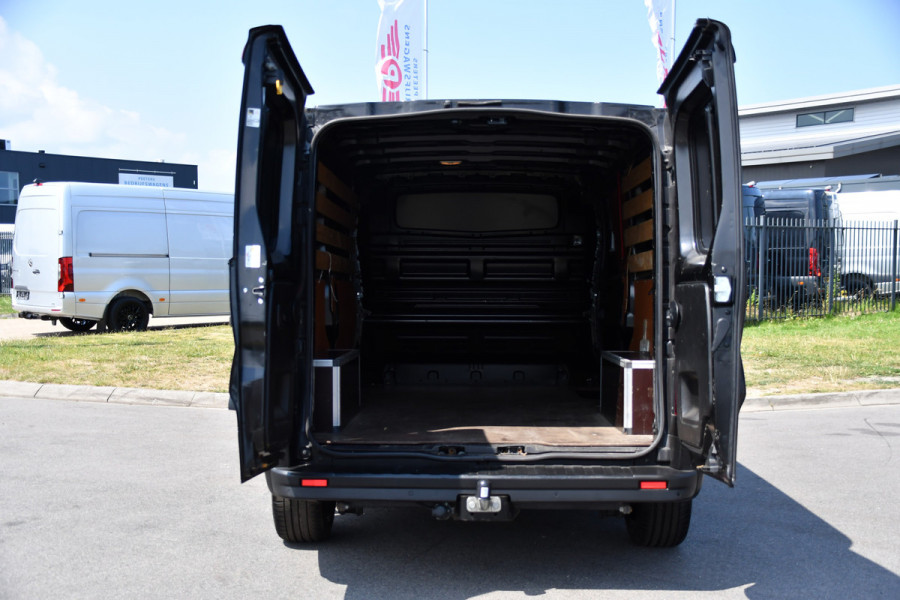 Renault Trafic 2.0 dCi 145 T29 L2H1 Black Edition Cruise, Sensoren, LED, 145pk, Multimedia, Automaat, Trekhaak, Betimmering, NAVI, Uniek!