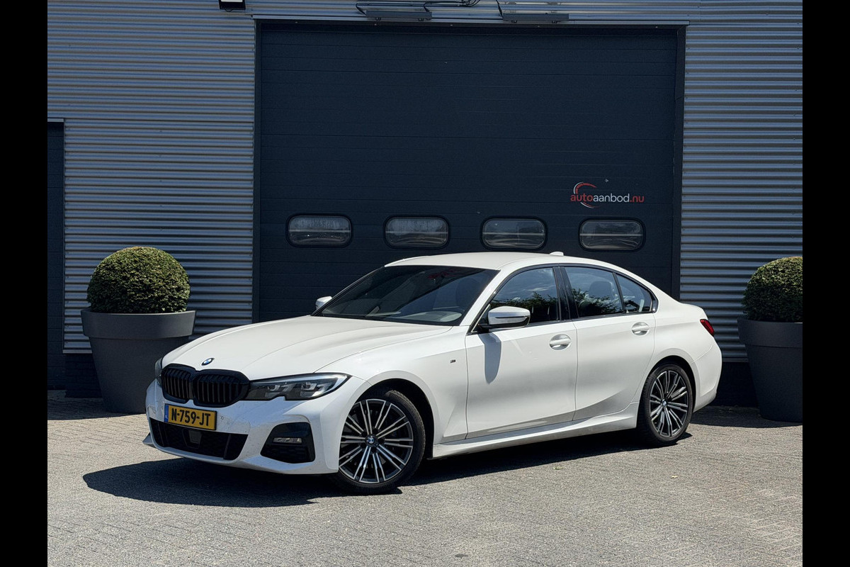 BMW 3-serie 330i High Executive M-Sport | Navigatie | Climate Control | Stoelverwarming | Parkeersensoren |