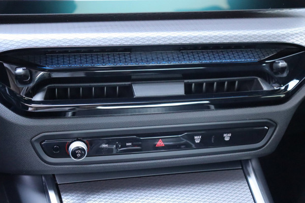 BMW 3-serie 330e xDrive Tansanitblau HUD ambiance verl M-Sport Pro leer+vw stuurverw el.klep camera's