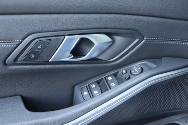BMW 3-serie 330e xDrive Tansanitblau HUD ambiance verl M-Sport Pro leer+vw stuurverw el.klep camera's