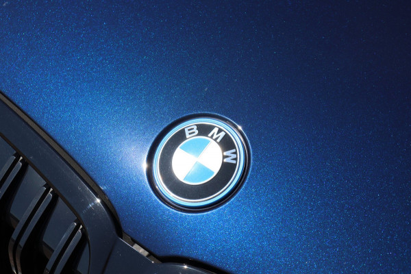 BMW 3-serie 330e xDrive Tansanitblau HUD ambiance verl M-Sport Pro leer+vw stuurverw el.klep camera's